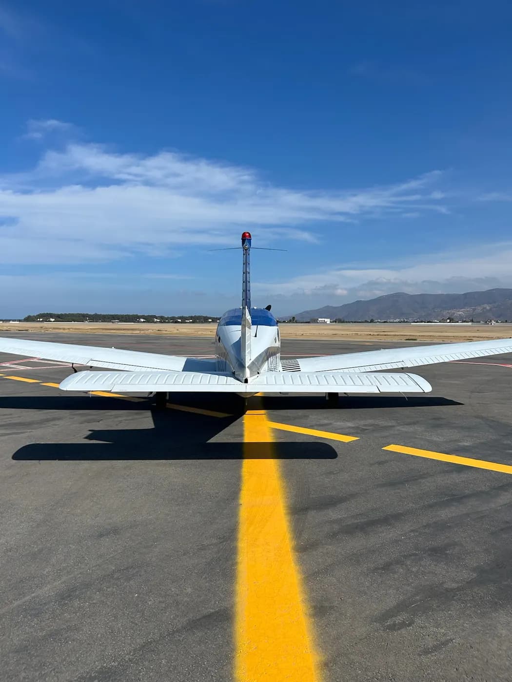 An aircraft on the taxi line, seen from behind