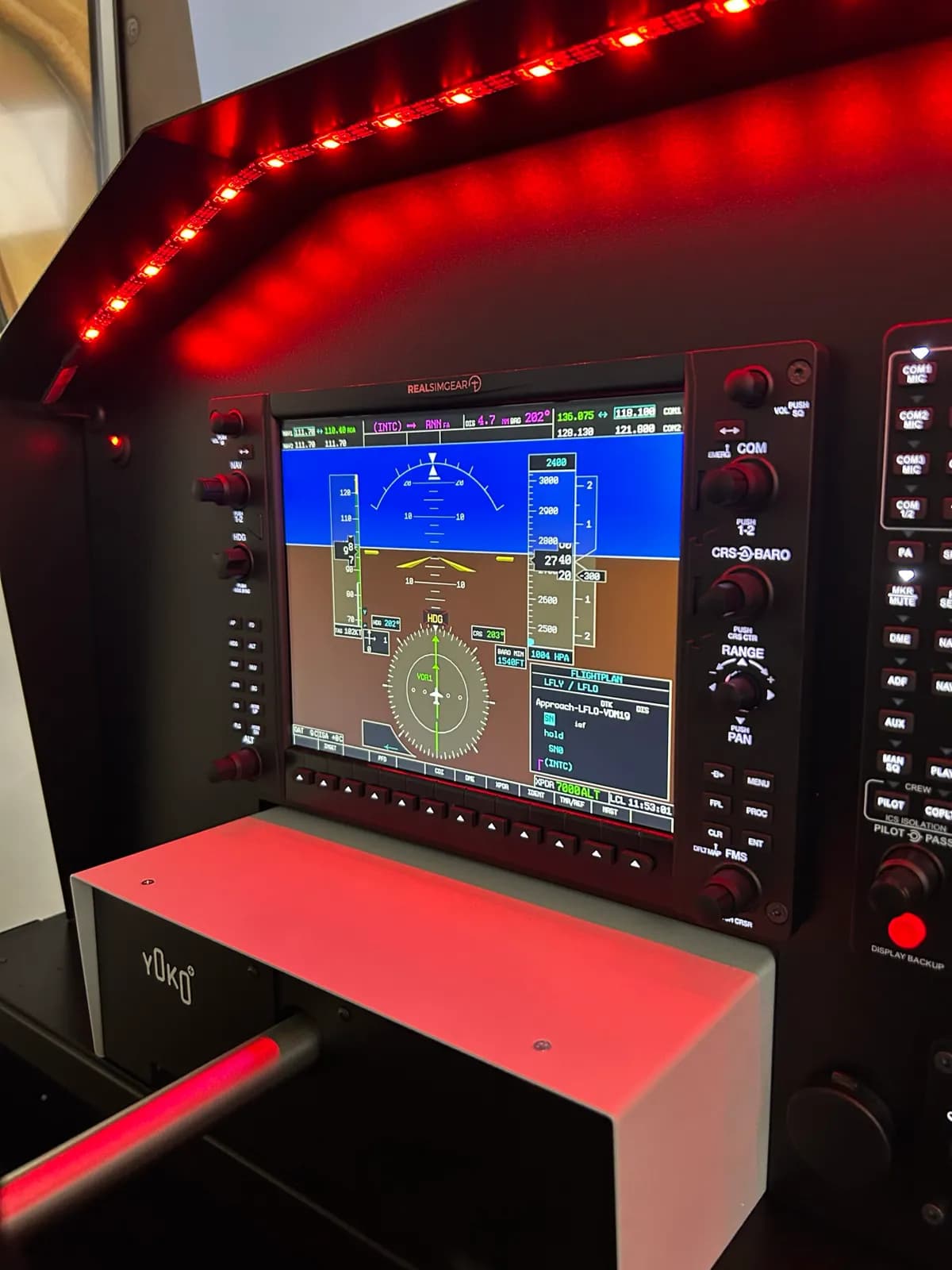 L’écran de vol principal du G1000 sous l’éclairage rouge du panneau