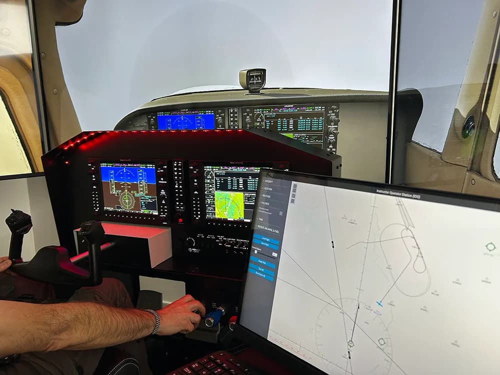 En vol, avec la carte de navigation sur l’écran latéral